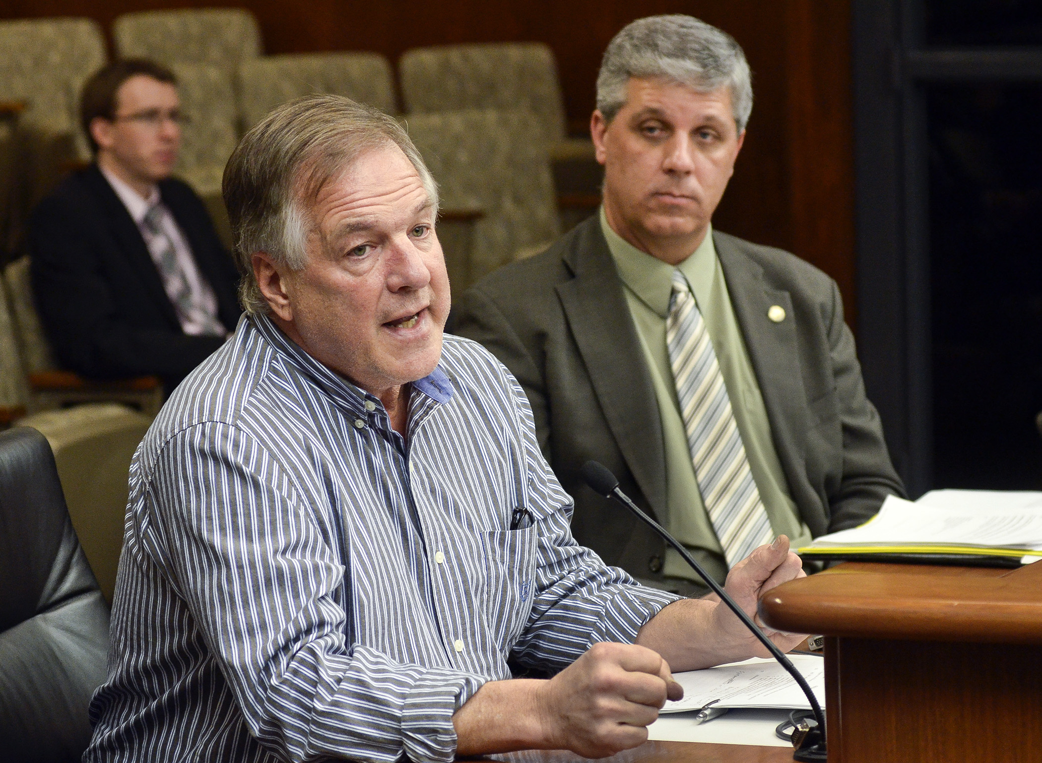 Bill Eno, who owns and operates Twin Pines Resort in Garrison, testifies before the House Mining and Outdoor Recreation Policy Committee Feb. 10 in support of a bill sponsored by Rep. Steve Drazkowski, right, that would repeal aquatic invasive species prevention requirements. Photo by Andrew VonBank